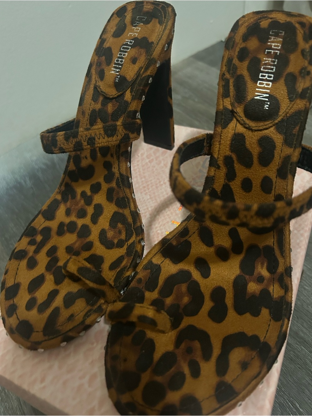 NWT Cape Robbin Women’s Leopard Print Toe-Loop Slide Sandals Brown/Black Sz7.5